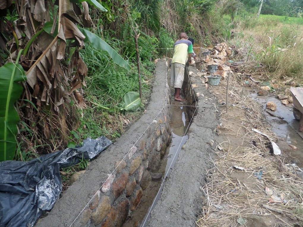 SOL berkontribusi dalam memperbaiki drainase irigasi di Desa Pandahan Sira